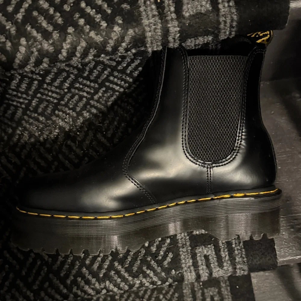 Dr. Martens Smooth Leather Platform Chelsea Boots 2976 - Picture 6 of 8